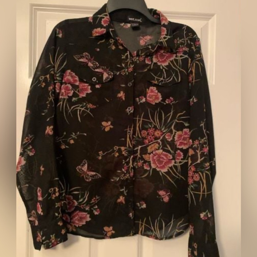 Wet Seal Woman’s Beautiful Floral Blouse size M